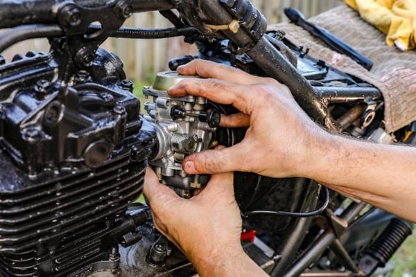 Quelles sont les meilleures méthodes pour nettoyer les injecteurs d'une moto moderne ?