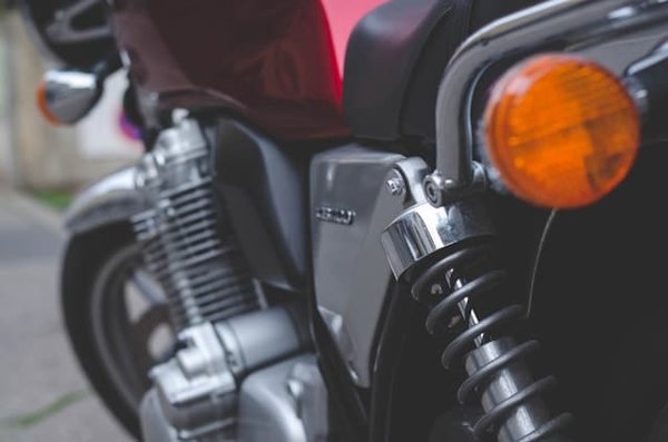 Comment calibrer précisément la suspension d'une moto pour des performances optimales en piste ?