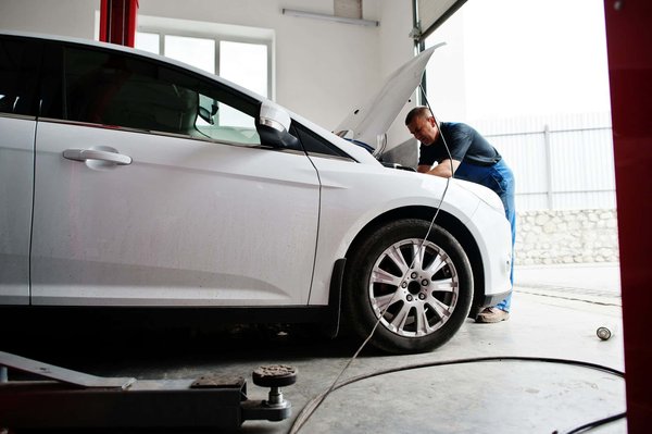 Préparateur automobile : rôle et compétences essentielles